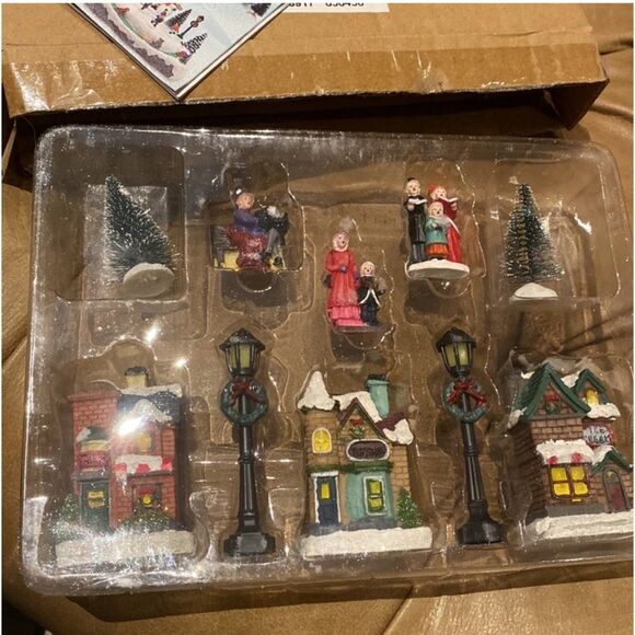 Top Treasures Christmas Village 12 Piece Set Resin Hand painted New in b… - Picture 4 of 7